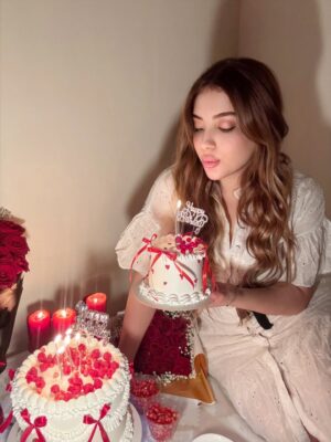 Souhila Ben Lachhab Instagram - It’s my birthday 09/11/2025 🎂🥰❤️ with my sisters @tifa_coif @imane_mouny_ben_lachhab @narjin254 @jihan_fakani.officielle 

Thanks for @mia_cake_dz 🩷

@miss_djina_luxury 🩷 

#birthday #souhilabenlachhab #sahou_ldt #algeria #dz #الجزائر #سهيلة_بن_لشهب