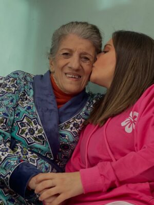 Souhila Mallem Instagram - كان لي شرف العمل مع الأيقونة بيونة
المرأة اللي عمرها ما بخلت علينا بالضحكة والبهجة
جميلة القلب، ضحكنا مع بعض في كواليس دار البهجة ، أخو البنات وتشاركنا لحظات ما تتنساش
صادقة في كل كلمة، وبصمتها تبقى دايماً في قلوبنا 
الله يرحمك بيونة ♥️ 🤲🏻