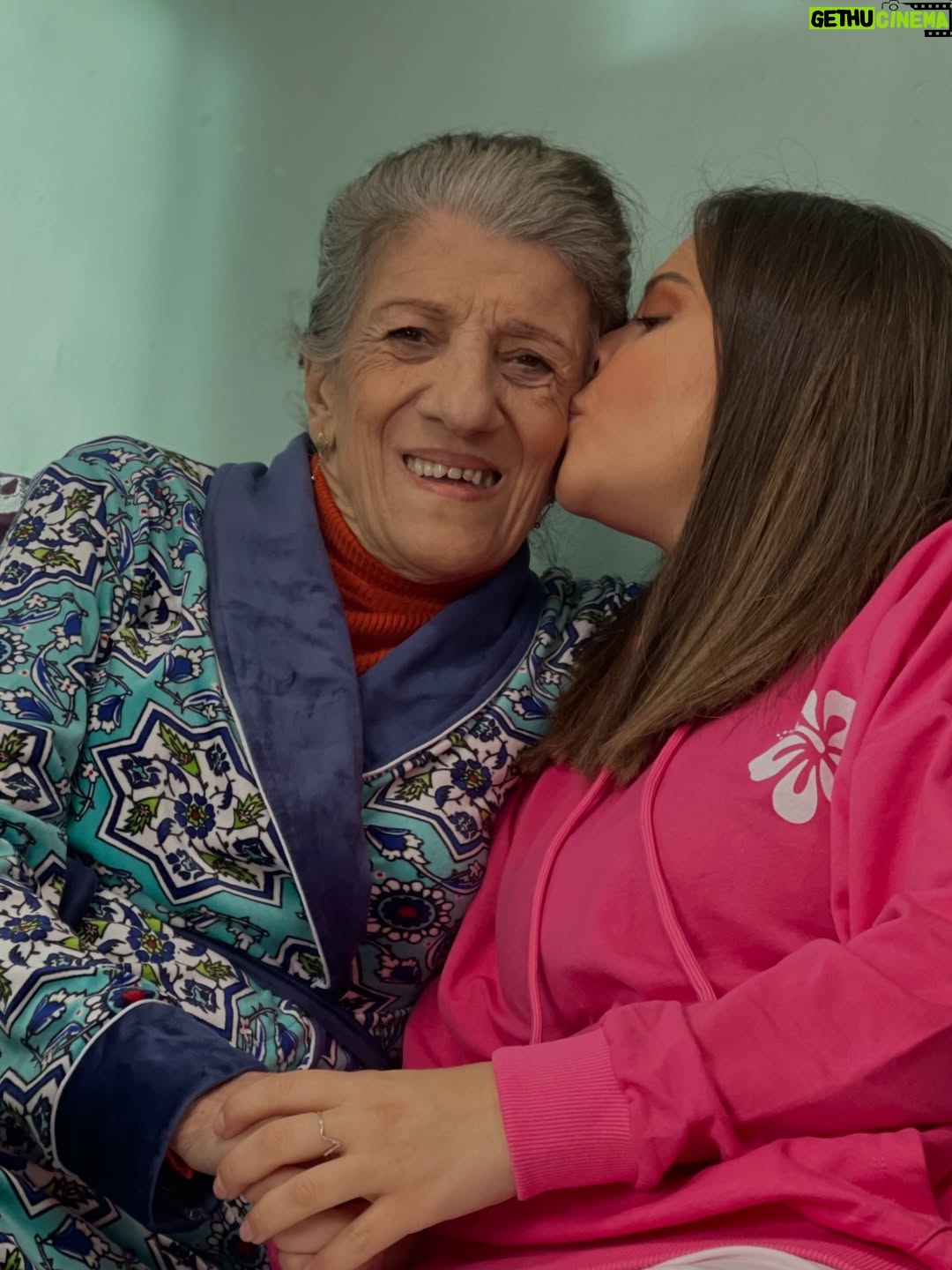 Souhila Mallem - 188.8K Likes - كان لي شرف العمل مع الأيقونة بيونة
المرأة اللي عمرها ما بخلت علينا بالضحكة والبهجة
جميلة القلب، ضحكنا مع بعض في كواليس دار البهجة ، أخو البنات وتشاركنا لحظات ما تتنساش
صادقة في كل كلمة، وبصمتها تبقى دايماً في قلوبنا 
الله يرحمك بيونة ♥️ 🤲🏻