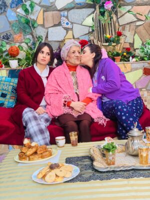 Souhila Mallem Instagram - كان لي شرف العمل مع الأيقونة بيونة
المرأة اللي عمرها ما بخلت علينا بالضحكة والبهجة
جميلة القلب، ضحكنا مع بعض في كواليس دار البهجة ، أخو البنات وتشاركنا لحظات ما تتنساش
صادقة في كل كلمة، وبصمتها تبقى دايماً في قلوبنا 
الله يرحمك بيونة ♥️ 🤲🏻