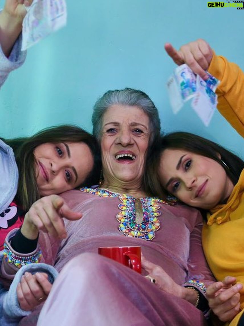 Souhila Mallem - 188.8K Likes - كان لي شرف العمل مع الأيقونة بيونة
المرأة اللي عمرها ما بخلت علينا بالضحكة والبهجة
جميلة القلب، ضحكنا مع بعض في كواليس دار البهجة ، أخو البنات وتشاركنا لحظات ما تتنساش
صادقة في كل كلمة، وبصمتها تبقى دايماً في قلوبنا 
الله يرحمك بيونة ♥️ 🤲🏻