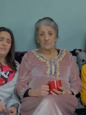 Souhila Mallem Instagram - كان لي شرف العمل مع الأيقونة بيونة
المرأة اللي عمرها ما بخلت علينا بالضحكة والبهجة
جميلة القلب، ضحكنا مع بعض في كواليس دار البهجة ، أخو البنات وتشاركنا لحظات ما تتنساش
صادقة في كل كلمة، وبصمتها تبقى دايماً في قلوبنا 
الله يرحمك بيونة ♥️ 🤲🏻