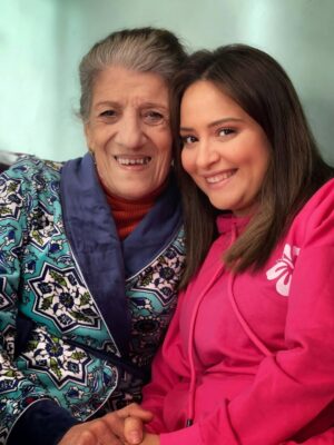 Souhila Mallem Instagram - كان لي شرف العمل مع الأيقونة بيونة
المرأة اللي عمرها ما بخلت علينا بالضحكة والبهجة
جميلة القلب، ضحكنا مع بعض في كواليس دار البهجة ، أخو البنات وتشاركنا لحظات ما تتنساش
صادقة في كل كلمة، وبصمتها تبقى دايماً في قلوبنا 
الله يرحمك بيونة ♥️ 🤲🏻