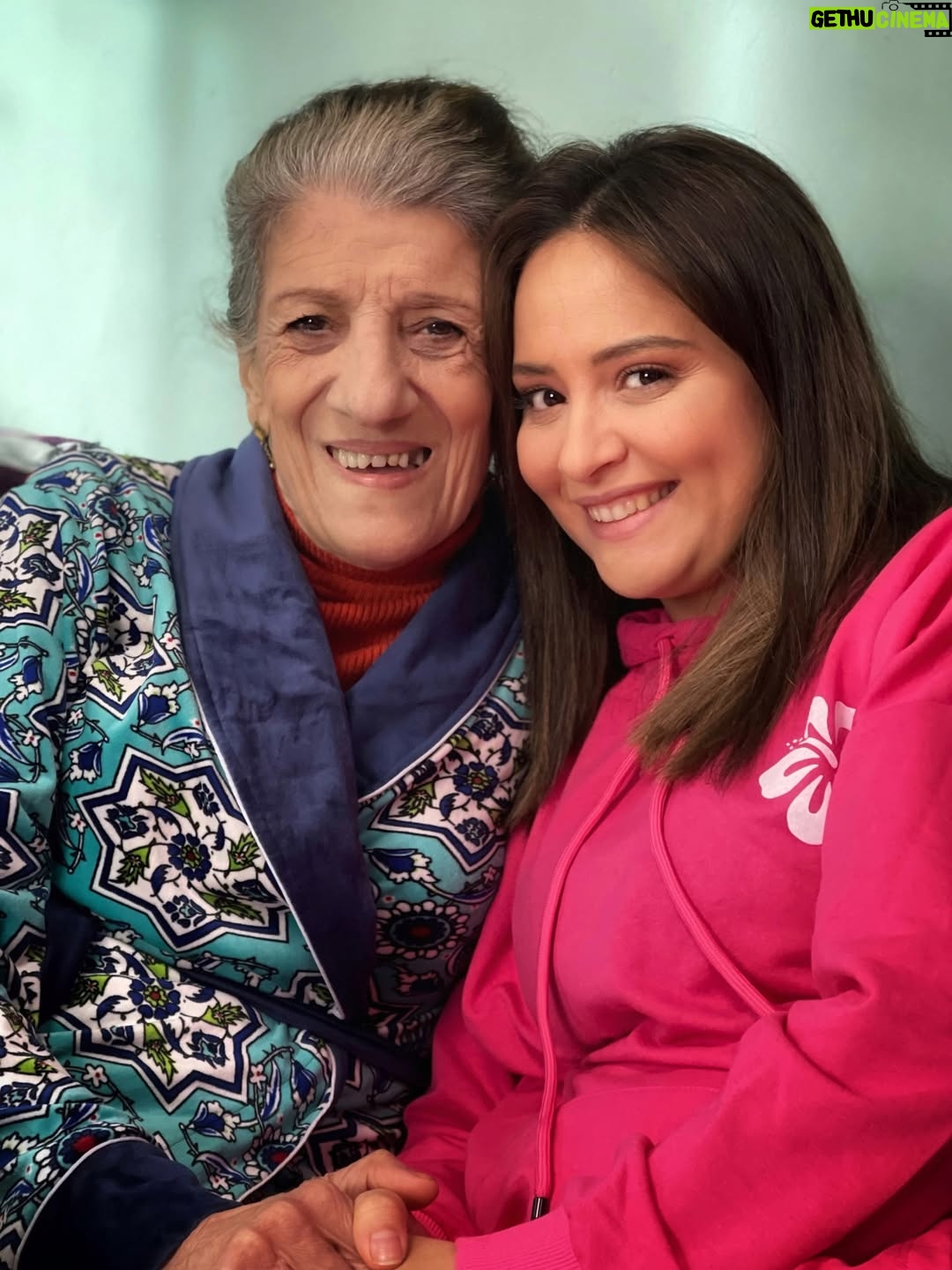 Souhila Mallem - 188.8K Likes - كان لي شرف العمل مع الأيقونة بيونة
المرأة اللي عمرها ما بخلت علينا بالضحكة والبهجة
جميلة القلب، ضحكنا مع بعض في كواليس دار البهجة ، أخو البنات وتشاركنا لحظات ما تتنساش
صادقة في كل كلمة، وبصمتها تبقى دايماً في قلوبنا 
الله يرحمك بيونة ♥️ 🤲🏻