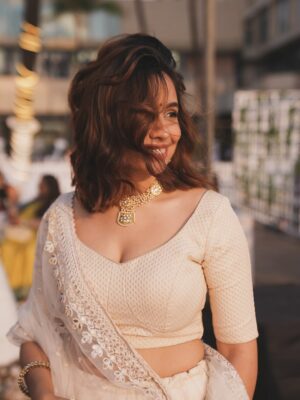 Srishti Ganguli Rindani Instagram - Dulha Dulhan ko second priority because @lala_photuwale made me look so pretty. 😍

Congratulations to the new badi bahu of the family @parmarchaitally. I love you and sorry about @88meta. He’ll get better. 

Last picture is an appreciation post for my husband @iambhaveshmehta who’s doing cute things like helping nanaji to walk down the mandap. #paneerpost

Also my cutest Daadu @samir.ganguli.18’s film song for extra paneer. ♥️