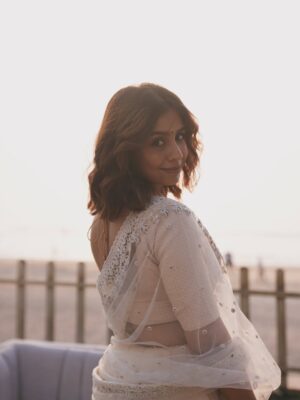 Srishti Ganguli Rindani Instagram - Dulha Dulhan ko second priority because @lala_photuwale made me look so pretty. 😍

Congratulations to the new badi bahu of the family @parmarchaitally. I love you and sorry about @88meta. He’ll get better. 

Last picture is an appreciation post for my husband @iambhaveshmehta who’s doing cute things like helping nanaji to walk down the mandap. #paneerpost

Also my cutest Daadu @samir.ganguli.18’s film song for extra paneer. ♥️
