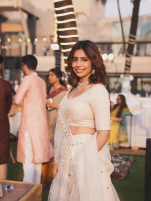 Srishti Ganguli Rindani Instagram - Dulha Dulhan ko second priority because @lala_photuwale made me look so pretty. 😍

Congratulations to the new badi bahu of the family @parmarchaitally. I love you and sorry about @88meta. He’ll get better. 

Last picture is an appreciation post for my husband @iambhaveshmehta who’s doing cute things like helping nanaji to walk down the mandap. #paneerpost

Also my cutest Daadu @samir.ganguli.18’s film song for extra paneer. ♥️
