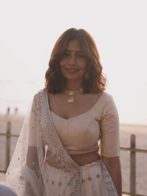 Srishti Ganguli Rindani Instagram - Dulha Dulhan ko second priority because @lala_photuwale made me look so pretty. 😍

Congratulations to the new badi bahu of the family @parmarchaitally. I love you and sorry about @88meta. He’ll get better. 

Last picture is an appreciation post for my husband @iambhaveshmehta who’s doing cute things like helping nanaji to walk down the mandap. #paneerpost

Also my cutest Daadu @samir.ganguli.18’s film song for extra paneer. ♥️
