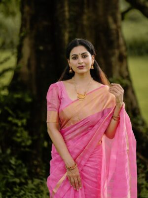 Sruthi Lakshmi Instagram - ഒരു നാടൻ പെണ്ണിൻ......... 

📸 @arun_rajan_s

 
#sareelove #love #actress #beauty
#song #biggboss
#romantic #nature #women