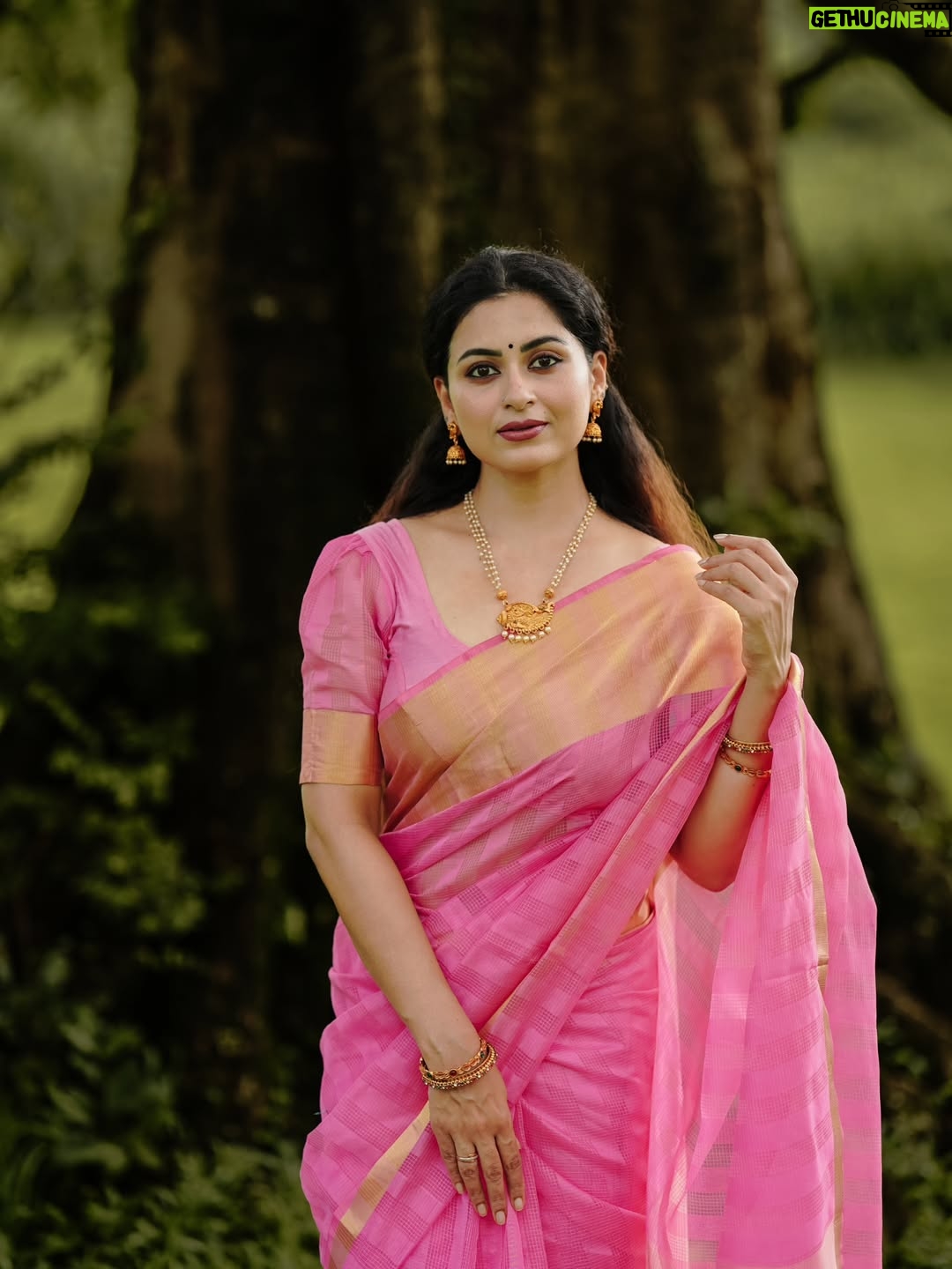 Sruthi Lakshmi - 28.8K Likes - ഒരു നാടൻ പെണ്ണിൻ......... 

📸 @arun_rajan_s

 
#sareelove #love #actress #beauty
#song #biggboss
#romantic #nature #women