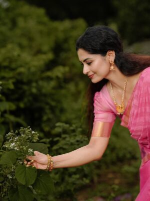 Sruthi Lakshmi Instagram - ഒരു നാടൻ പെണ്ണിൻ......... 

📸 @arun_rajan_s

 
#sareelove #love #actress #beauty
#song #biggboss
#romantic #nature #women