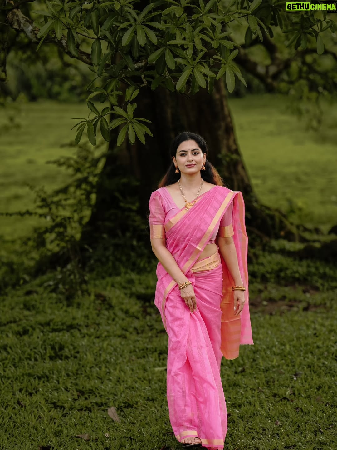 Sruthi Lakshmi - 28.8K Likes - ഒരു നാടൻ പെണ്ണിൻ......... 

📸 @arun_rajan_s

 
#sareelove #love #actress #beauty
#song #biggboss
#romantic #nature #women