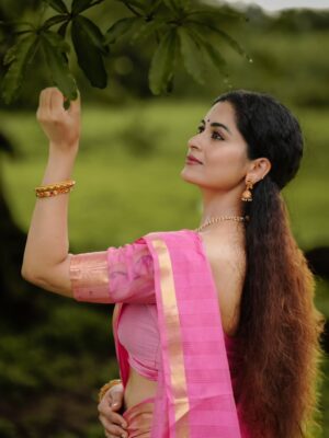 Sruthi Lakshmi Instagram - ഒരു നാടൻ പെണ്ണിൻ......... 

📸 @arun_rajan_s

 
#sareelove #love #actress #beauty
#song #biggboss
#romantic #nature #women