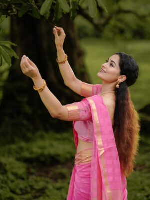 Sruthi Lakshmi Instagram - ഒരു നാടൻ പെണ്ണിൻ......... 

📸 @arun_rajan_s

 
#sareelove #love #actress #beauty
#song #biggboss
#romantic #nature #women