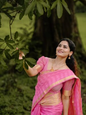 Sruthi Lakshmi Instagram - ഒരു നാടൻ പെണ്ണിൻ......... 

📸 @arun_rajan_s

 
#sareelove #love #actress #beauty
#song #biggboss
#romantic #nature #women