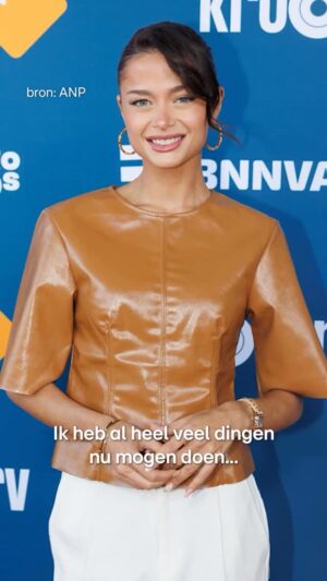Stefania Liberakakis Instagram - 2026 wordt een topjaar, maar eerst nog even pakjesavond vieren en één ding is zeker: mijn outfit is on point. Wat trek jij aan op 5 december? #ad #zalando #rtlboulevard