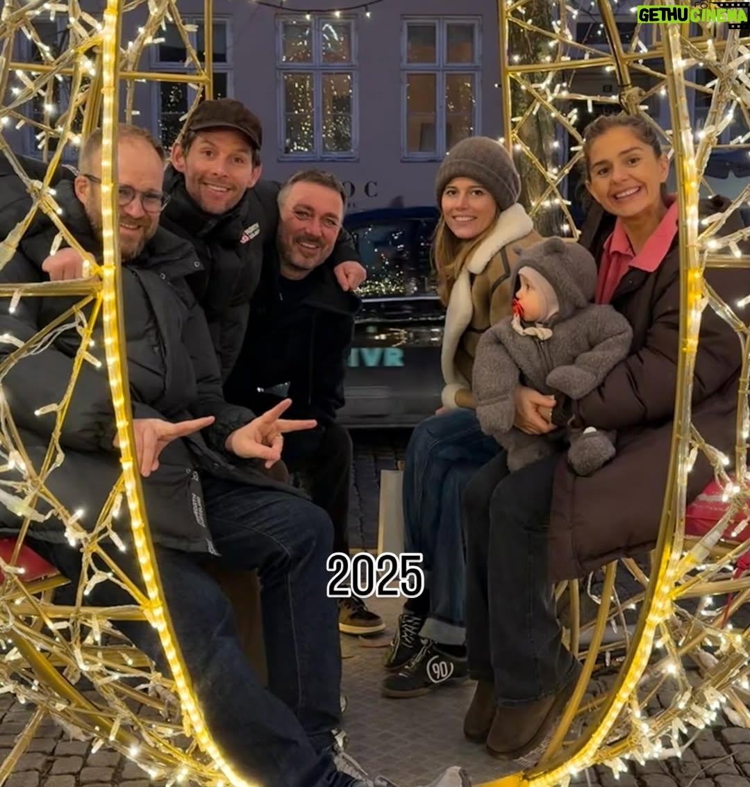 Stephania Potalivo - 19.4K Likes - Vores helt egen yndlingstrilogi- Fernanda i maven i 2023 bliver til Fernanda på armen og Raffaella i maven i 2024, som bliver til Fernanda i vuggestue og Raffaella  på armen i 2025 🥹❤️🙏🏽

Hvordan mon julebilledet i 2026 bliver…