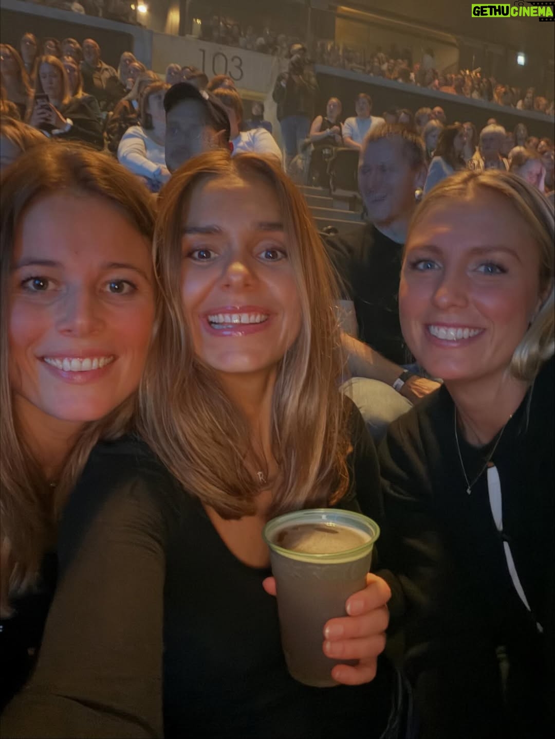 Stephania Potalivo - 20.6K Likes - Første gang ude i meget lang tid, blev tilbragt med nogle af mine bedste venner, 16.000 mennesker og verdens bedste Ralle ❤️ Det er så stort, at opleve så mange mennesker i alle generationer synge med på alle 30 sange som blev spillet 🙏🏽 Du er den bedste Ralle, tak for en fuldstændig fantastisk koncert 🙌🏽