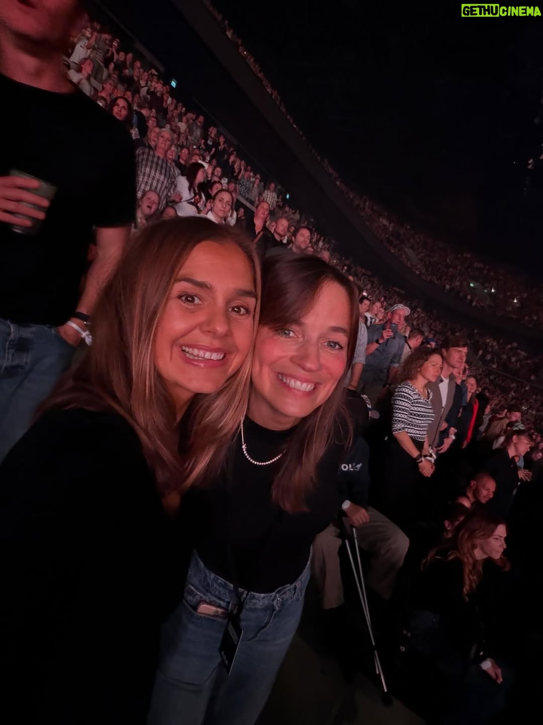 Stephania Potalivo - 20.6K Likes - Første gang ude i meget lang tid, blev tilbragt med nogle af mine bedste venner, 16.000 mennesker og verdens bedste Ralle ❤️ Det er så stort, at opleve så mange mennesker i alle generationer synge med på alle 30 sange som blev spillet 🙏🏽 Du er den bedste Ralle, tak for en fuldstændig fantastisk koncert 🙌🏽
