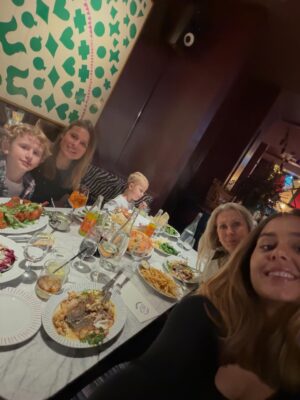 Stephania Potalivo Instagram - Første gang ude i meget lang tid, blev tilbragt med nogle af mine bedste venner, 16.000 mennesker og verdens bedste Ralle ❤️ Det er så stort, at opleve så mange mennesker i alle generationer synge med på alle 30 sange som blev spillet 🙏🏽 Du er den bedste Ralle, tak for en fuldstændig fantastisk koncert 🙌🏽