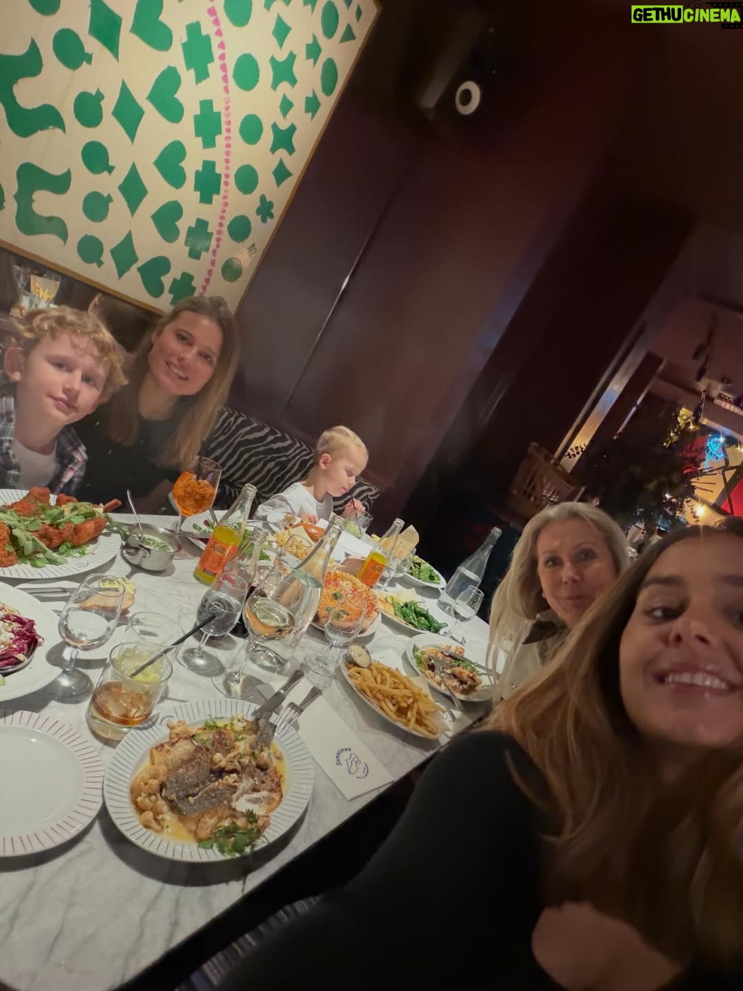Stephania Potalivo - 20.6K Likes - Første gang ude i meget lang tid, blev tilbragt med nogle af mine bedste venner, 16.000 mennesker og verdens bedste Ralle ❤️ Det er så stort, at opleve så mange mennesker i alle generationer synge med på alle 30 sange som blev spillet 🙏🏽 Du er den bedste Ralle, tak for en fuldstændig fantastisk koncert 🙌🏽