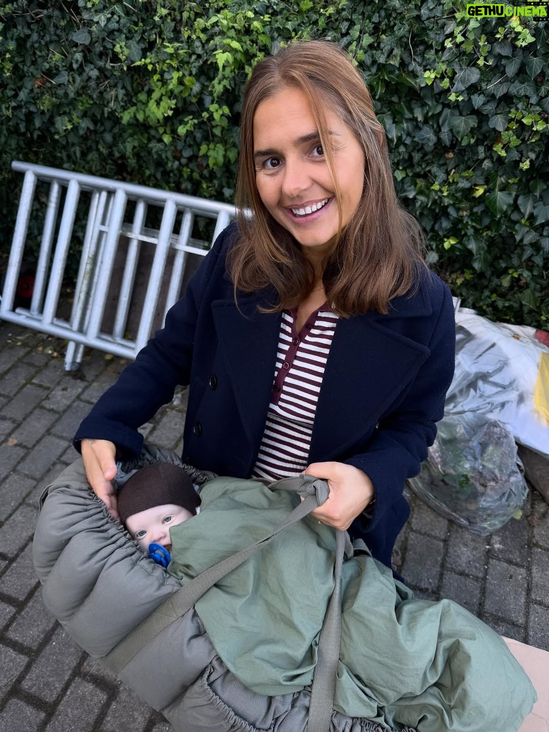 Stephania Potalivo - 26.2K Likes - Årh det er vildt at starte på optagelser igen, nu med en baby på lidt over 6 måneder ❤️ Jeg oplever en kæmpe blandning af følelser lige nu.  Både at jeg nyder at arbejde og mærke sig selv lidt igen, dårlig samvittighed, savn, next level træthed og frygten og følelsen af ikke at kunne præstere som før. 
Men når det så er sagt så har jeg meget nemmere ved at være væk, fordi jeg har tid med Raffaella både om morgen og aften og ved hun stor trives med hendes far når jeg er på optagelse ❤️ 
Heldigvis er jeg også tilbage på den bedste produktion, med en rolle jeg kender og elsker og en del af den minder meget om et sted jeg er i livet. Så det er meget heldigt, at man rent faktisk kan bruge det til noget at se træt ud 😂