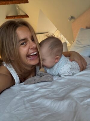 Stephania Potalivo Instagram - Årh det er vildt at starte på optagelser igen, nu med en baby på lidt over 6 måneder ❤️ Jeg oplever en kæmpe blandning af følelser lige nu.  Både at jeg nyder at arbejde og mærke sig selv lidt igen, dårlig samvittighed, savn, next level træthed og frygten og følelsen af ikke at kunne præstere som før. 
Men når det så er sagt så har jeg meget nemmere ved at være væk, fordi jeg har tid med Raffaella både om morgen og aften og ved hun stor trives med hendes far når jeg er på optagelse ❤️ 
Heldigvis er jeg også tilbage på den bedste produktion, med en rolle jeg kender og elsker og en del af den minder meget om et sted jeg er i livet. Så det er meget heldigt, at man rent faktisk kan bruge det til noget at se træt ud 😂