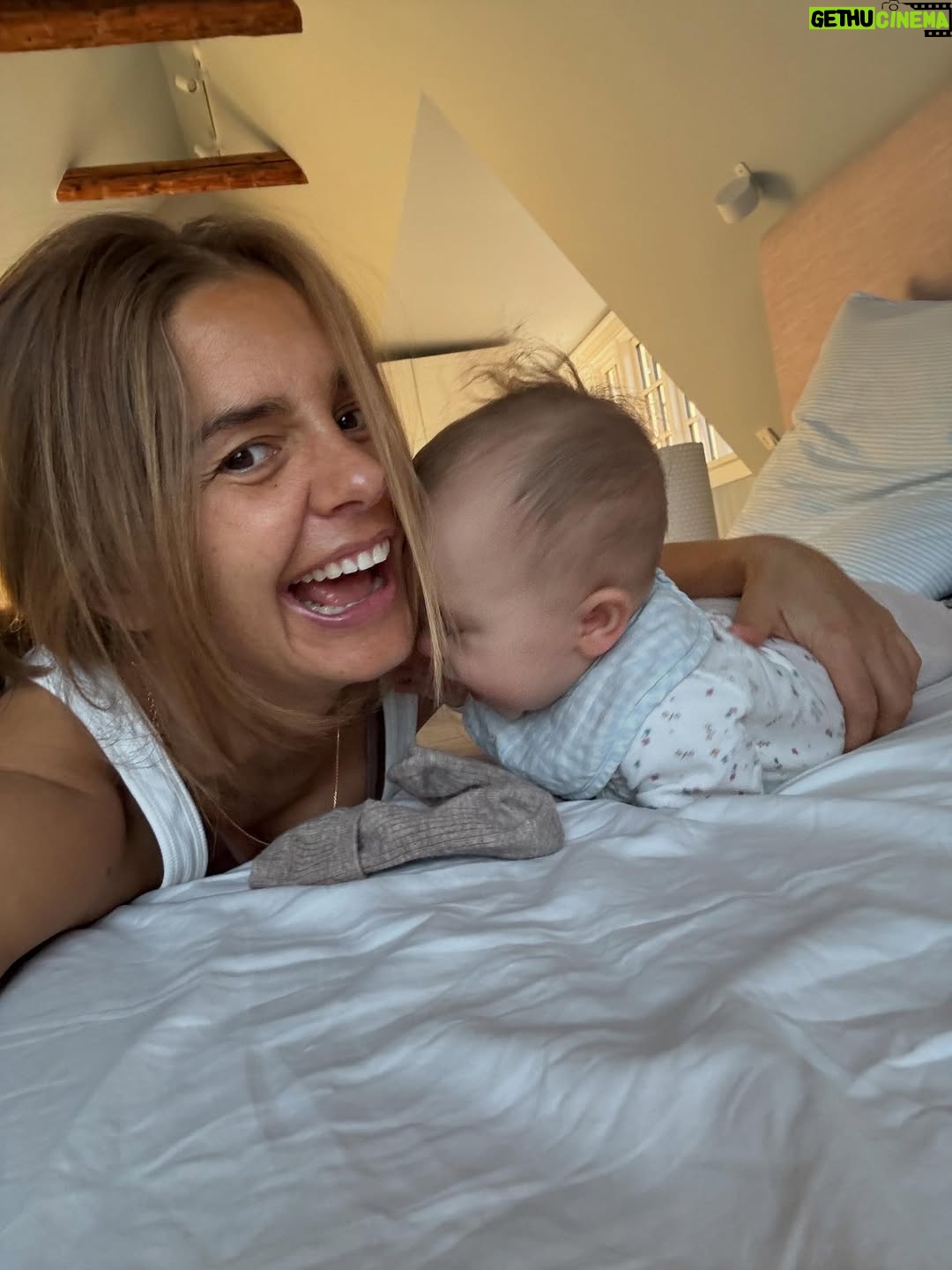 Stephania Potalivo - 26.2K Likes - Årh det er vildt at starte på optagelser igen, nu med en baby på lidt over 6 måneder ❤️ Jeg oplever en kæmpe blandning af følelser lige nu.  Både at jeg nyder at arbejde og mærke sig selv lidt igen, dårlig samvittighed, savn, next level træthed og frygten og følelsen af ikke at kunne præstere som før. 
Men når det så er sagt så har jeg meget nemmere ved at være væk, fordi jeg har tid med Raffaella både om morgen og aften og ved hun stor trives med hendes far når jeg er på optagelse ❤️ 
Heldigvis er jeg også tilbage på den bedste produktion, med en rolle jeg kender og elsker og en del af den minder meget om et sted jeg er i livet. Så det er meget heldigt, at man rent faktisk kan bruge det til noget at se træt ud 😂