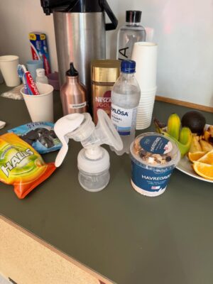 Stephania Potalivo Instagram - Årh det er vildt at starte på optagelser igen, nu med en baby på lidt over 6 måneder ❤️ Jeg oplever en kæmpe blandning af følelser lige nu.  Både at jeg nyder at arbejde og mærke sig selv lidt igen, dårlig samvittighed, savn, next level træthed og frygten og følelsen af ikke at kunne præstere som før. 
Men når det så er sagt så har jeg meget nemmere ved at være væk, fordi jeg har tid med Raffaella både om morgen og aften og ved hun stor trives med hendes far når jeg er på optagelse ❤️ 
Heldigvis er jeg også tilbage på den bedste produktion, med en rolle jeg kender og elsker og en del af den minder meget om et sted jeg er i livet. Så det er meget heldigt, at man rent faktisk kan bruge det til noget at se træt ud 😂