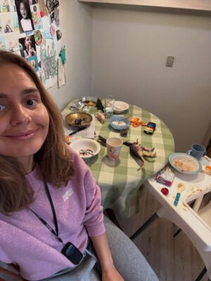 Stephania Potalivo Instagram - Årh det er vildt at starte på optagelser igen, nu med en baby på lidt over 6 måneder ❤️ Jeg oplever en kæmpe blandning af følelser lige nu.  Både at jeg nyder at arbejde og mærke sig selv lidt igen, dårlig samvittighed, savn, next level træthed og frygten og følelsen af ikke at kunne præstere som før. 
Men når det så er sagt så har jeg meget nemmere ved at være væk, fordi jeg har tid med Raffaella både om morgen og aften og ved hun stor trives med hendes far når jeg er på optagelse ❤️ 
Heldigvis er jeg også tilbage på den bedste produktion, med en rolle jeg kender og elsker og en del af den minder meget om et sted jeg er i livet. Så det er meget heldigt, at man rent faktisk kan bruge det til noget at se træt ud 😂
