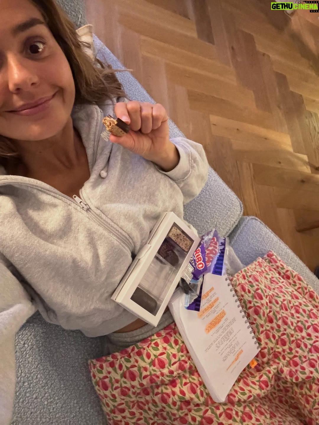 Stephania Potalivo - 26.2K Likes - Årh det er vildt at starte på optagelser igen, nu med en baby på lidt over 6 måneder ❤️ Jeg oplever en kæmpe blandning af følelser lige nu.  Både at jeg nyder at arbejde og mærke sig selv lidt igen, dårlig samvittighed, savn, next level træthed og frygten og følelsen af ikke at kunne præstere som før. 
Men når det så er sagt så har jeg meget nemmere ved at være væk, fordi jeg har tid med Raffaella både om morgen og aften og ved hun stor trives med hendes far når jeg er på optagelse ❤️ 
Heldigvis er jeg også tilbage på den bedste produktion, med en rolle jeg kender og elsker og en del af den minder meget om et sted jeg er i livet. Så det er meget heldigt, at man rent faktisk kan bruge det til noget at se træt ud 😂