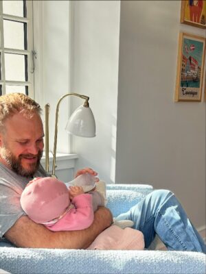 Stephania Potalivo Instagram - Årh det er vildt at starte på optagelser igen, nu med en baby på lidt over 6 måneder ❤️ Jeg oplever en kæmpe blandning af følelser lige nu.  Både at jeg nyder at arbejde og mærke sig selv lidt igen, dårlig samvittighed, savn, next level træthed og frygten og følelsen af ikke at kunne præstere som før. 
Men når det så er sagt så har jeg meget nemmere ved at være væk, fordi jeg har tid med Raffaella både om morgen og aften og ved hun stor trives med hendes far når jeg er på optagelse ❤️ 
Heldigvis er jeg også tilbage på den bedste produktion, med en rolle jeg kender og elsker og en del af den minder meget om et sted jeg er i livet. Så det er meget heldigt, at man rent faktisk kan bruge det til noget at se træt ud 😂