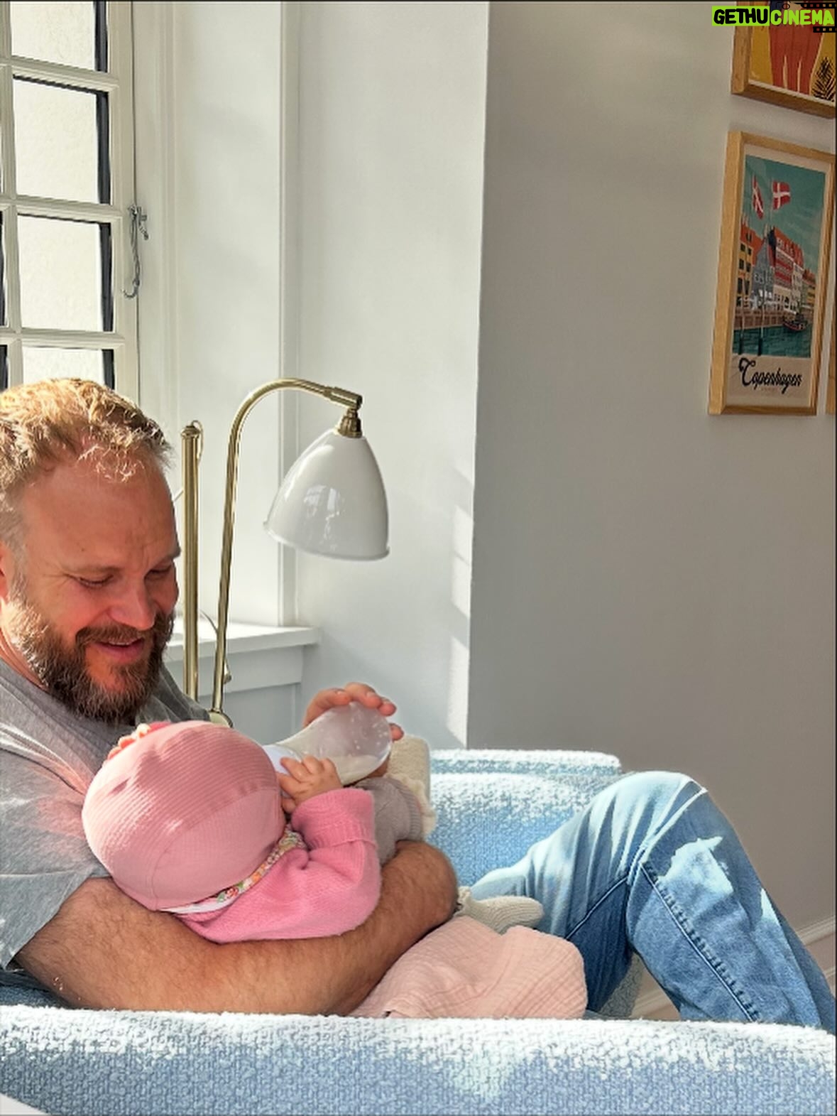 Stephania Potalivo - 26.2K Likes - Årh det er vildt at starte på optagelser igen, nu med en baby på lidt over 6 måneder ❤️ Jeg oplever en kæmpe blandning af følelser lige nu.  Både at jeg nyder at arbejde og mærke sig selv lidt igen, dårlig samvittighed, savn, next level træthed og frygten og følelsen af ikke at kunne præstere som før. 
Men når det så er sagt så har jeg meget nemmere ved at være væk, fordi jeg har tid med Raffaella både om morgen og aften og ved hun stor trives med hendes far når jeg er på optagelse ❤️ 
Heldigvis er jeg også tilbage på den bedste produktion, med en rolle jeg kender og elsker og en del af den minder meget om et sted jeg er i livet. Så det er meget heldigt, at man rent faktisk kan bruge det til noget at se træt ud 😂