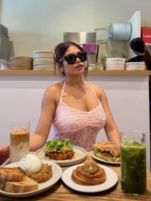 Sudeshna Biswas Instagram - Sunday brunch at Lean & Rich Café never disappoints 🌿☕️
From the Vanilla Bean Latte and fresh apple juice to the caponata with burrata, apple & brie, focaccia italiana, and a touch of pistachio indulgence — every bite feels like a little luxury 🥖🧀✨

📍@leanrichbakery ❤️
Outfit: @savanaonyou @savana 
Sunglass: @jimmychoo 

#hosted