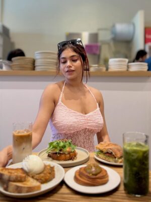 Sudeshna Biswas Instagram - Sunday brunch at Lean & Rich Café never disappoints 🌿☕️
From the Vanilla Bean Latte and fresh apple juice to the caponata with burrata, apple & brie, focaccia italiana, and a touch of pistachio indulgence — every bite feels like a little luxury 🥖🧀✨

📍@leanrichbakery ❤️
Outfit: @savanaonyou @savana 
Sunglass: @jimmychoo 

#hosted