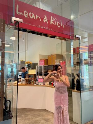 Sudeshna Biswas Instagram - Sunday brunch at Lean & Rich Café never disappoints 🌿☕️
From the Vanilla Bean Latte and fresh apple juice to the caponata with burrata, apple & brie, focaccia italiana, and a touch of pistachio indulgence — every bite feels like a little luxury 🥖🧀✨

📍@leanrichbakery ❤️
Outfit: @savanaonyou @savana 
Sunglass: @jimmychoo 

#hosted