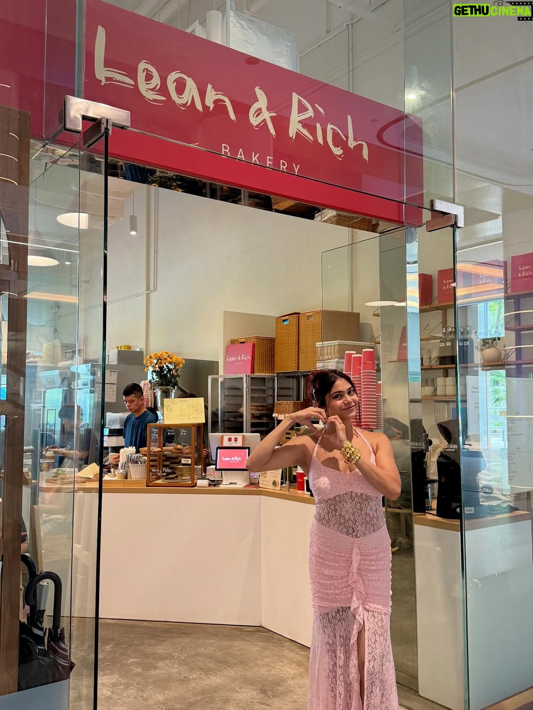 Sudeshna Biswas - 6.7K Likes - Sunday brunch at Lean & Rich Café never disappoints 🌿☕️
From the Vanilla Bean Latte and fresh apple juice to the caponata with burrata, apple & brie, focaccia italiana, and a touch of pistachio indulgence — every bite feels like a little luxury 🥖🧀✨

📍@leanrichbakery ❤️
Outfit: @savanaonyou @savana 
Sunglass: @jimmychoo 

#hosted