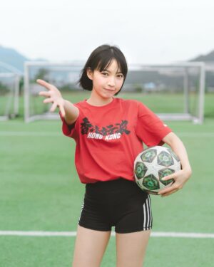 Suey Kwok Instagram - 召集所有隊友🗣️🗣️🗣️ 
下個星期香港關鍵戰，打氣吶喊聲要充滿成個場！ 
一齊著住 @baleno.hongkong 「全功能打氣TEE」，組隊化身最強應援齊齊撐港隊！！ 
集氣、撐場、贏到底，一齊創造屬於我哋嘅主場氣勢！ 
Let’s go !!

#BalenoHK  #香港好波  #全功能打氣TEE  #3S吸濕排汗  #快乾透爽  #柔彈保型  #舒適透氣  #抗菌抑臭