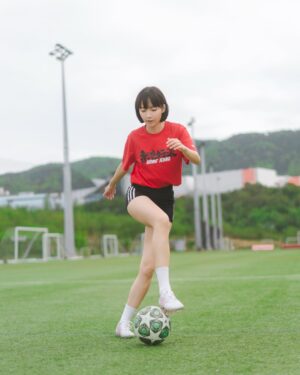 Suey Kwok Instagram - 召集所有隊友🗣️🗣️🗣️ 
下個星期香港關鍵戰，打氣吶喊聲要充滿成個場！ 
一齊著住 @baleno.hongkong 「全功能打氣TEE」，組隊化身最強應援齊齊撐港隊！！ 
集氣、撐場、贏到底，一齊創造屬於我哋嘅主場氣勢！ 
Let’s go !!

#BalenoHK  #香港好波  #全功能打氣TEE  #3S吸濕排汗  #快乾透爽  #柔彈保型  #舒適透氣  #抗菌抑臭