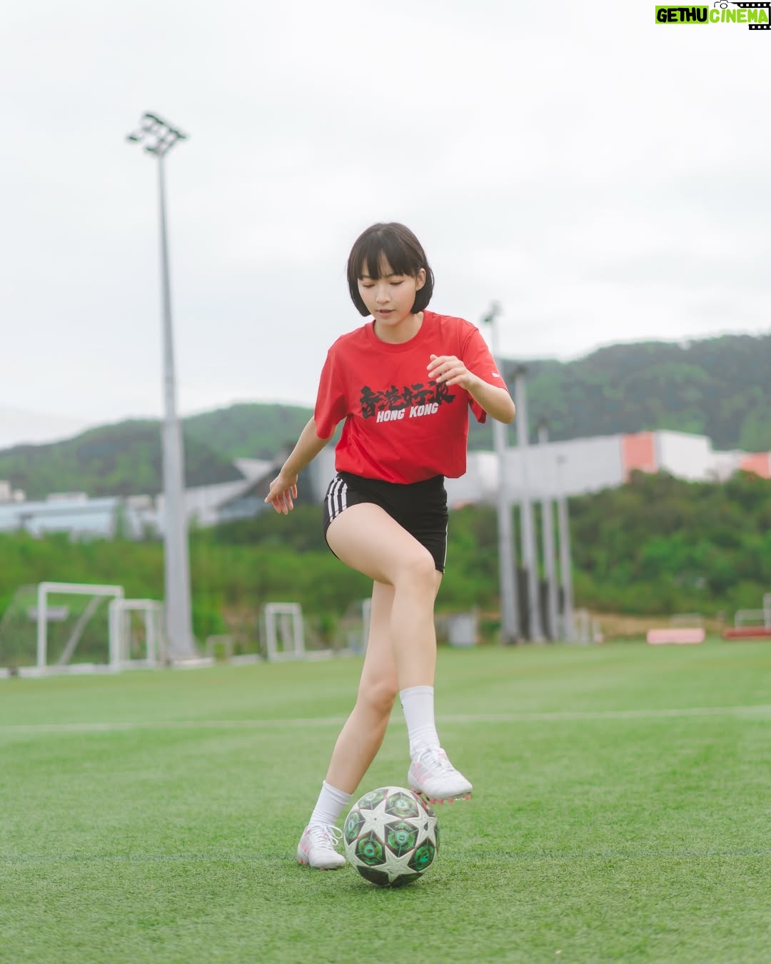 Suey Kwok - 4.9K Likes - 召集所有隊友🗣️🗣️🗣️ 
下個星期香港關鍵戰，打氣吶喊聲要充滿成個場！ 
一齊著住 @baleno.hongkong 「全功能打氣TEE」，組隊化身最強應援齊齊撐港隊！！ 
集氣、撐場、贏到底，一齊創造屬於我哋嘅主場氣勢！ 
Let’s go !!

#BalenoHK  #香港好波  #全功能打氣TEE  #3S吸濕排汗  #快乾透爽  #柔彈保型  #舒適透氣  #抗菌抑臭