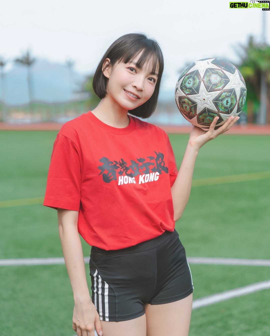 Suey Kwok - 4.9K Likes - 召集所有隊友🗣️🗣️🗣️ 
下個星期香港關鍵戰，打氣吶喊聲要充滿成個場！ 
一齊著住 @baleno.hongkong 「全功能打氣TEE」，組隊化身最強應援齊齊撐港隊！！ 
集氣、撐場、贏到底，一齊創造屬於我哋嘅主場氣勢！ 
Let’s go !!

#BalenoHK  #香港好波  #全功能打氣TEE  #3S吸濕排汗  #快乾透爽  #柔彈保型  #舒適透氣  #抗菌抑臭