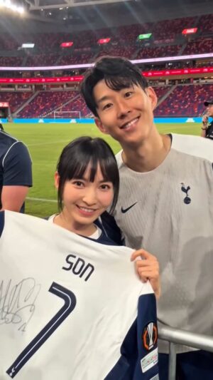Suey Kwok Instagram - Look who i met today 💓💓💓
@hm_son7 真係好得意😭
@spursofficial 

Big thanks to @aiahongkongmacau 
#AIAx熱刺第12人