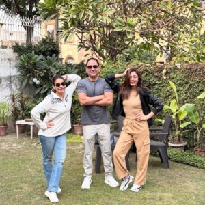 Sukhmani Sadana Instagram - The family that loves to hug (@sadanajaspal @sukhmanisadana @punnichadha ,Taya ji, Ami & Begum) and the one member who loves to flex 😜 (@sadanasanjeet ) 

#latergram #homesweethome #latergram #sadana #amritsar #punjab #sadana