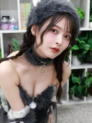 Sumire Uesaka Instagram - きんようび〜！ハッピーハロウィン守護神伝〜！
皆さま、今週もたいへんおつかれさまでしたっ！

ハロウィン生配信のあとで、しーたむカメラマンに撮ってもらった狼さんお衣装〜！
しーたむが、忙しい中レタッチまでしてお写真を沢山送ってくれました！しーたむのカメラぢからが素っ晴らしいので少しだけおすそ分け…！ありがとしーたむ神！

あ！！この投稿を見たあなたは必ずYouTubeのボイスキットチャンネルを登録して高評価をぐっと押すのですよぉ…！おねがいだぞぉ！

それでは皆さま、お菓子とかテンションあがるものを食べたりして、楽しくすこやかなハロウィンをお過ごしくださいねっ！

#上坂すみれ