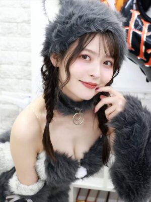 Sumire Uesaka Instagram - きんようび〜！ハッピーハロウィン守護神伝〜！
皆さま、今週もたいへんおつかれさまでしたっ！

ハロウィン生配信のあとで、しーたむカメラマンに撮ってもらった狼さんお衣装〜！
しーたむが、忙しい中レタッチまでしてお写真を沢山送ってくれました！しーたむのカメラぢからが素っ晴らしいので少しだけおすそ分け…！ありがとしーたむ神！

あ！！この投稿を見たあなたは必ずYouTubeのボイスキットチャンネルを登録して高評価をぐっと押すのですよぉ…！おねがいだぞぉ！

それでは皆さま、お菓子とかテンションあがるものを食べたりして、楽しくすこやかなハロウィンをお過ごしくださいねっ！

#上坂すみれ