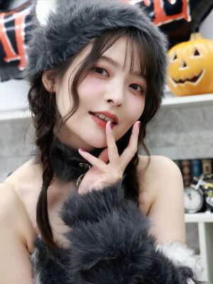 Sumire Uesaka Instagram - きんようび〜！ハッピーハロウィン守護神伝〜！
皆さま、今週もたいへんおつかれさまでしたっ！

ハロウィン生配信のあとで、しーたむカメラマンに撮ってもらった狼さんお衣装〜！
しーたむが、忙しい中レタッチまでしてお写真を沢山送ってくれました！しーたむのカメラぢからが素っ晴らしいので少しだけおすそ分け…！ありがとしーたむ神！

あ！！この投稿を見たあなたは必ずYouTubeのボイスキットチャンネルを登録して高評価をぐっと押すのですよぉ…！おねがいだぞぉ！

それでは皆さま、お菓子とかテンションあがるものを食べたりして、楽しくすこやかなハロウィンをお過ごしくださいねっ！

#上坂すみれ