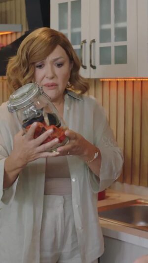 Sumru Yavrucuk Instagram - Asuman Altunzade. Her mimiği, lafı ve hareketiyle adeta bir tane! 🥰

#YeniNesilAile #İkiDakika
#neizlesem #turkishseries #türkdizileri