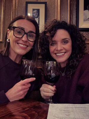 Suranne Jones Instagram - Oh my heart is full again ❤️🎄🏴󠁧󠁢󠁳󠁣󠁴󠁿
Visitors. 
@teamakersprod @jennifer_boardman

@vichalliday_consultancy_ @gridbraehead @wickedmovie 💚