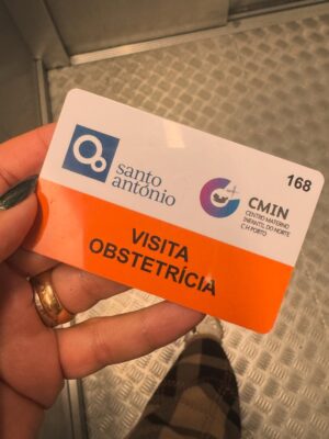 Susana Dias Ramos Instagram - Há 1 ano atrás, mais ou menos a esta hora, cheguei para a conhecer! O coração saltava-me do peito! Ela era pequenina e perfeita… pensei nela desde o momento que soube que ela queria sair! Acendi velas à Nossa Senhora as 3 da manhã… por ela, e por eles, o  dois… Ana e Emanuel.
Ali, quando lhe peguei, o amor transformou-se em família. Jurei-lhes que seria eterno… 
Hoje, passado um ano… têm-me presa para sempre!
Obrigada @emanueloliveira.manu e @anamag14 💞
A minha Magui faz 1 aninho… parabéns amorzinho pequenino!
Tem as feições da mãe e o feitiozinho do pai!
Da madrinha, tem o charme 🤫