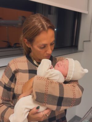 Susana Dias Ramos Instagram - Há 1 ano atrás, mais ou menos a esta hora, cheguei para a conhecer! O coração saltava-me do peito! Ela era pequenina e perfeita… pensei nela desde o momento que soube que ela queria sair! Acendi velas à Nossa Senhora as 3 da manhã… por ela, e por eles, o  dois… Ana e Emanuel.
Ali, quando lhe peguei, o amor transformou-se em família. Jurei-lhes que seria eterno… 
Hoje, passado um ano… têm-me presa para sempre!
Obrigada @emanueloliveira.manu e @anamag14 💞
A minha Magui faz 1 aninho… parabéns amorzinho pequenino!
Tem as feições da mãe e o feitiozinho do pai!
Da madrinha, tem o charme 🤫
